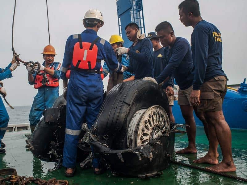 Tyres and turbines from the crashed Indonesian Lion Air jet have been found, but not the fuselage.