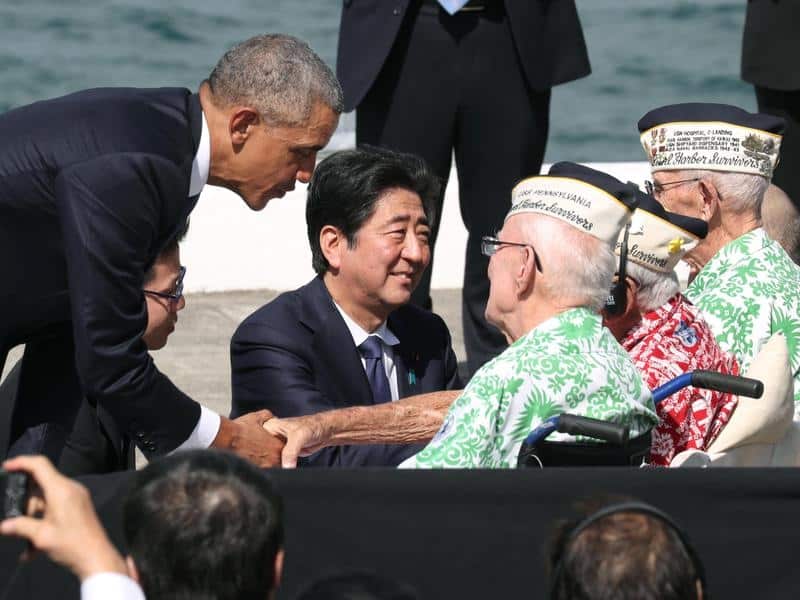 Shinzo Abe talks with US veterans in Pearl Harbor