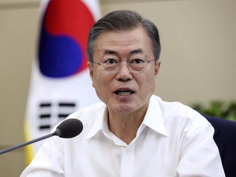 South Korean President Moon Jae-in says Seoul is willing to resume economic co-operation with North Korea.