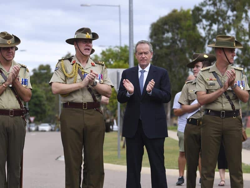 Opposition Leader Bill Shorten has agreed to an election campaign truce on Anzac Day. 