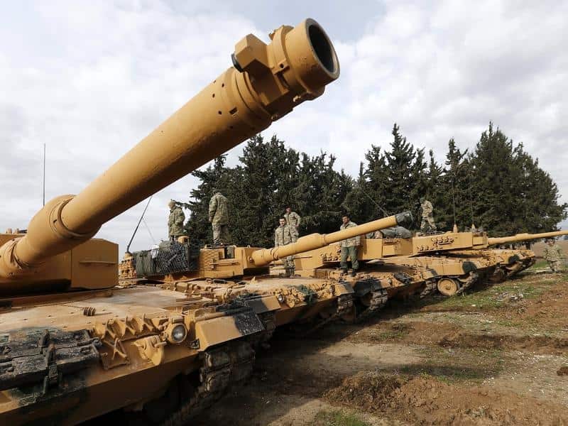 Turkish soldiers prepare tanks near the Syrian-Turkish border