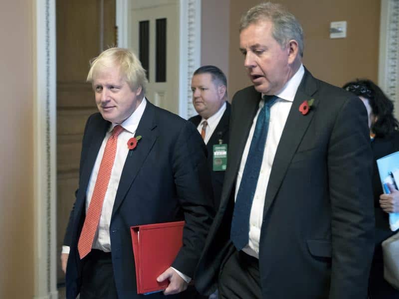 Boris Johnson (L) and Kim Darroch (R)