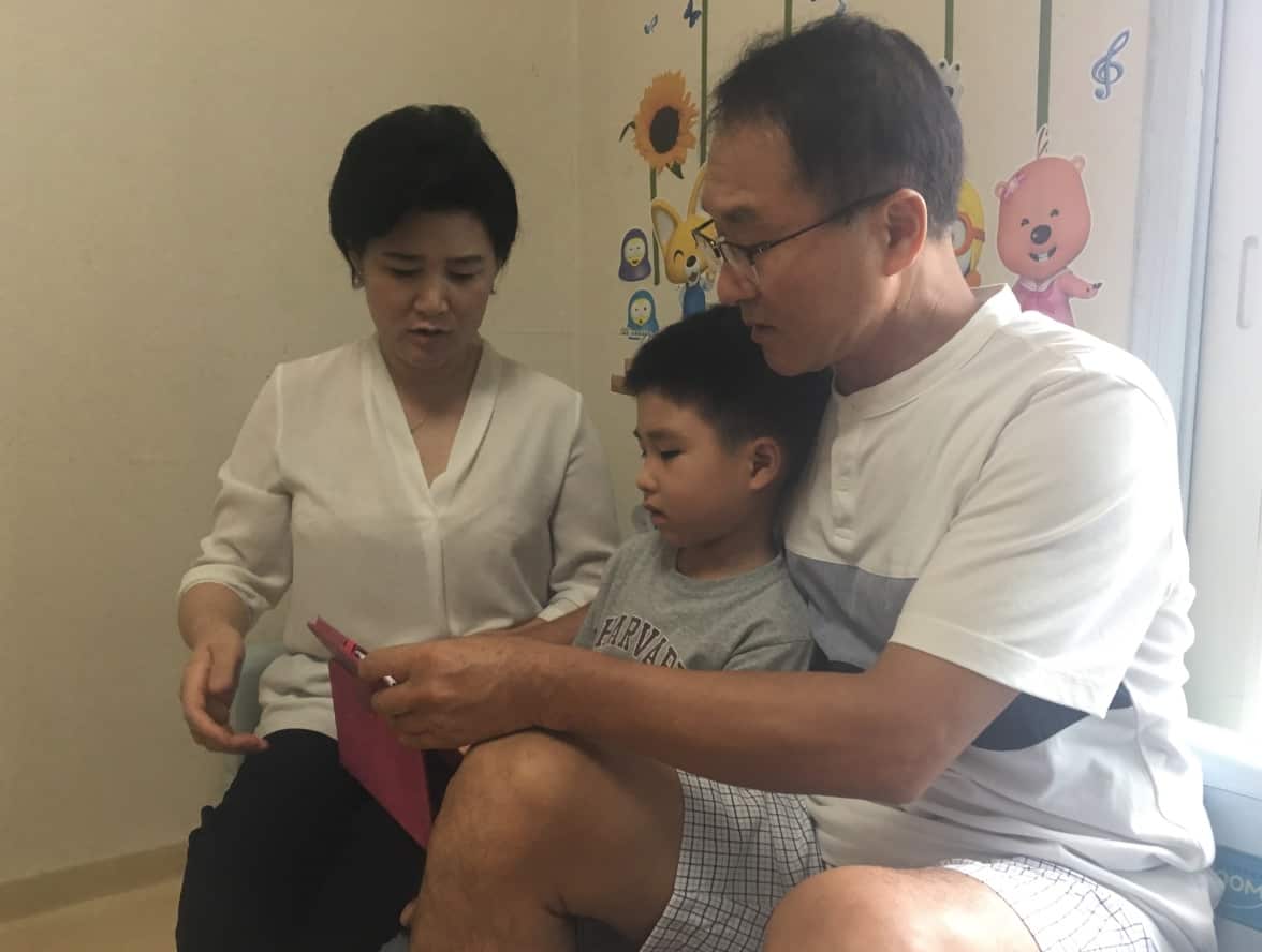 Jeong-ah Kim and her family in the South (SBS News)