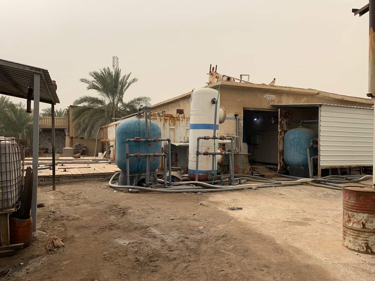 A private reverse osmosis desalination and filtering plant that sells drinking water to Basra residents. 