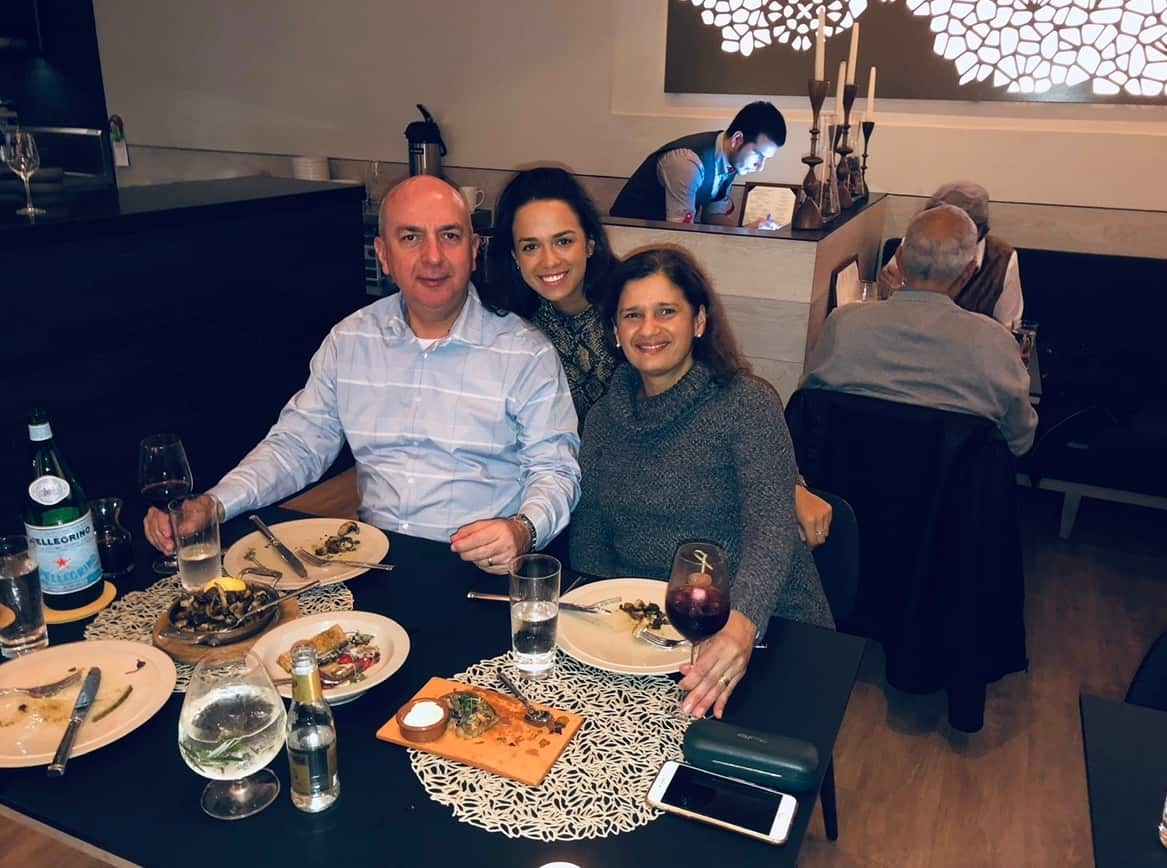 Tatiana Cardoso with her parents at a restaurant