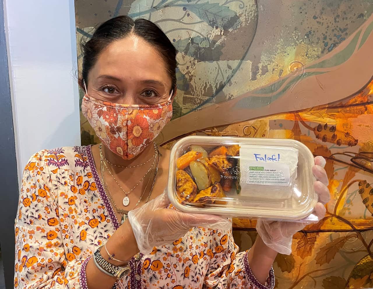 Melanie Kai Murray supplies 50 meals each week to nurses.