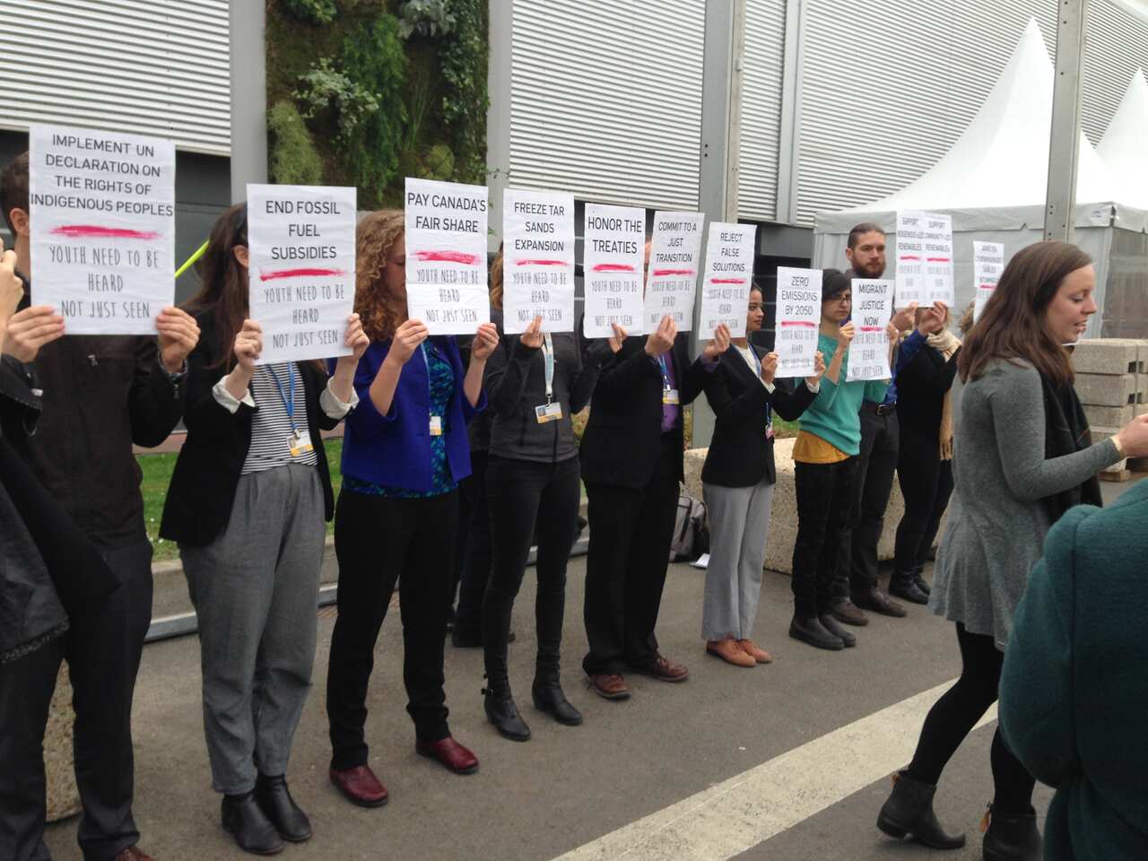 Youth getting their message across at COP21 (Photo: Sarah Abo)