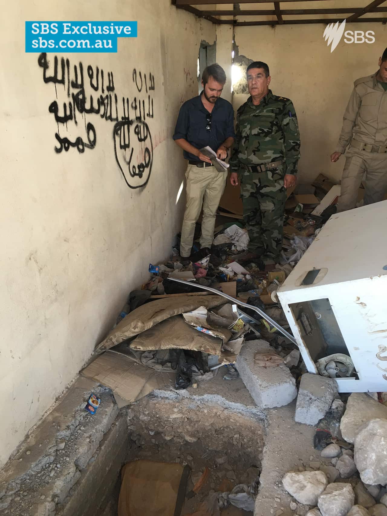 Wyatt Roy with a member of the Peshmerga in Sinjar area, west of Mosul, Iraq.