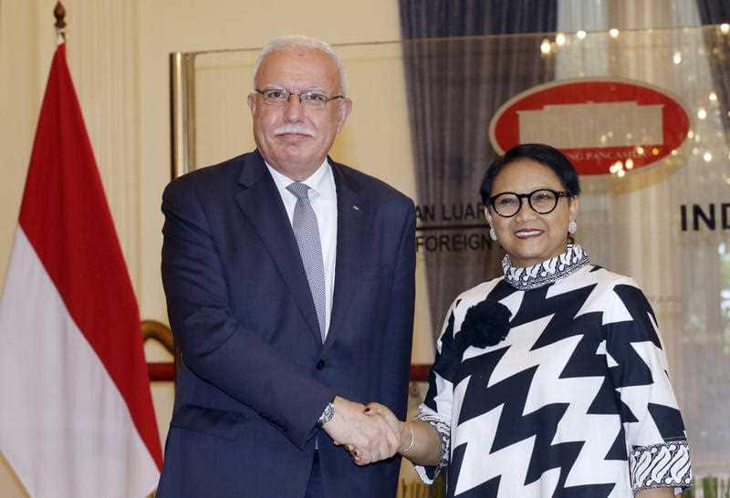 Indonesian Foreign Minister Retno Marsudi with with visiting Palestinian Foreign Minister Riyad al-Maliki.