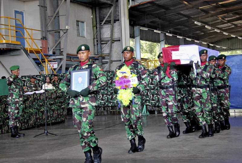 Indonesian soldiers carry the coffin of Sergeant Handoko who was killed in a separatist group's attack .