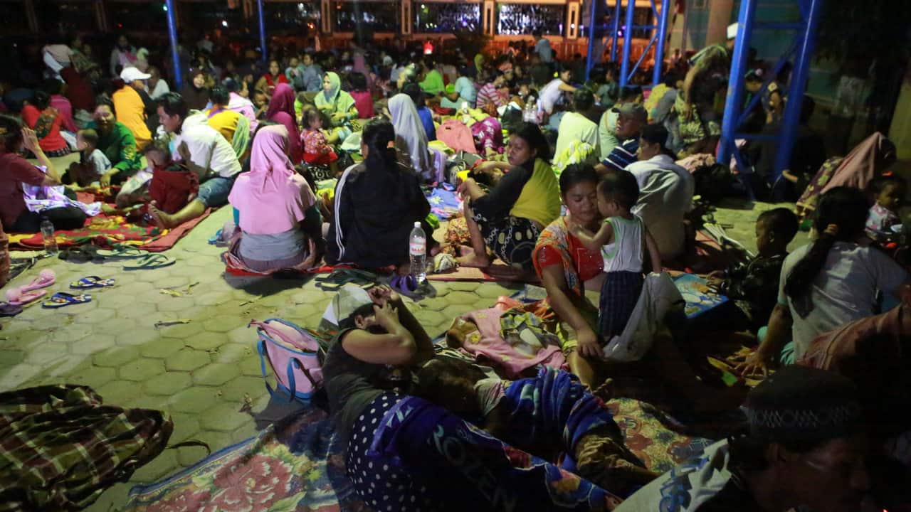 Thousands residents of Pasaran Island, Bandar Lampung fled to the Lampung Governor's office area, following the earthquake.