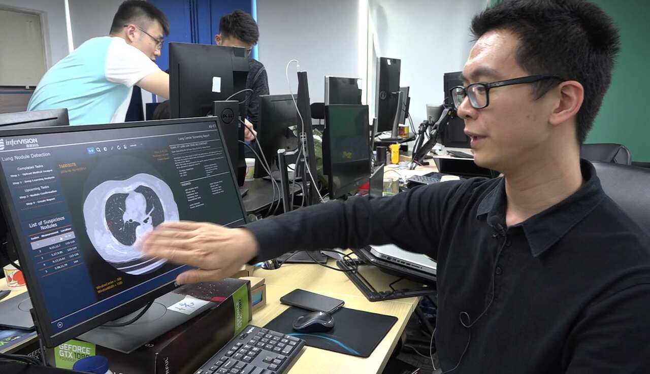 Chen Kuan demonstrates Infervision cancer-scanning program