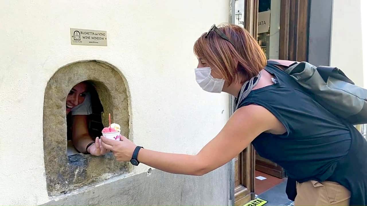  Medieval 'wine windows' have reopened in Firenze to serve wine, gelato and others to prevent the spread of COVID-19. 