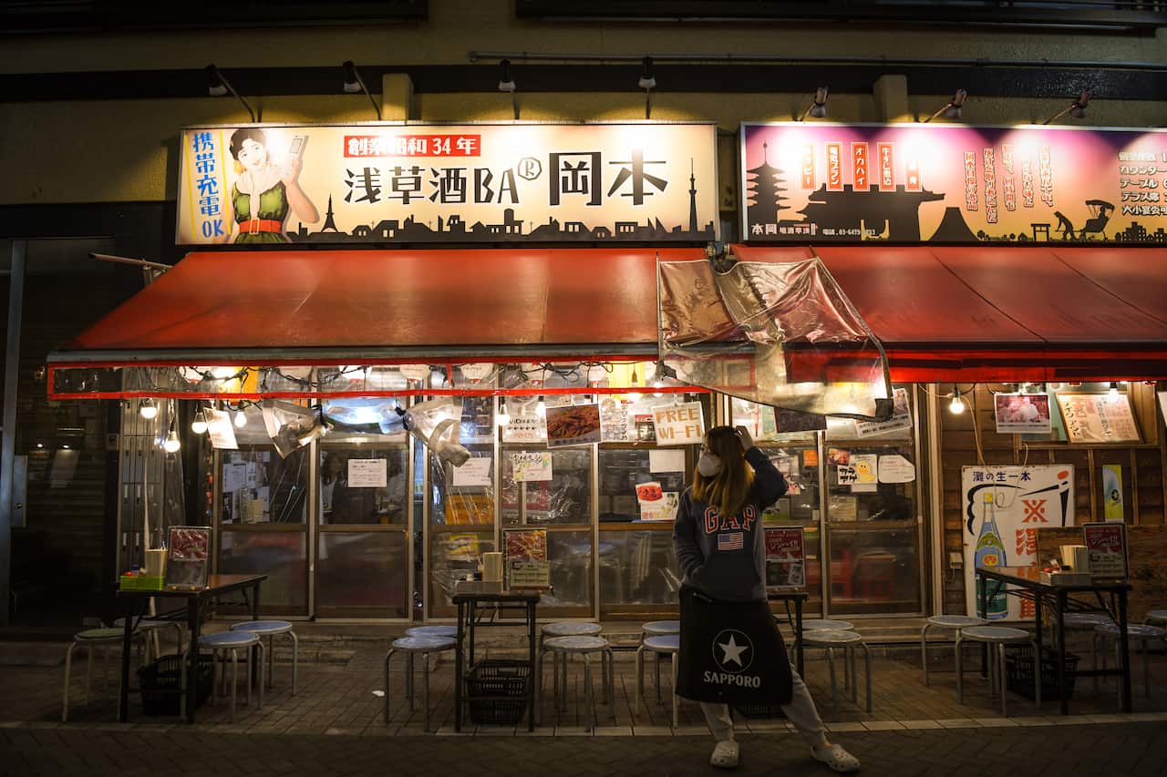 A worker waits for customers at a Tokyo restaurant on 19 March, 2020. 