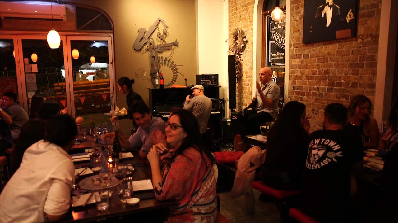 Jazushi plays live jazz every night from Tuesday to Sunday.