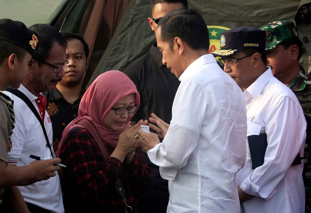 Indonesian President Joko Widodo meets relatives of victims.