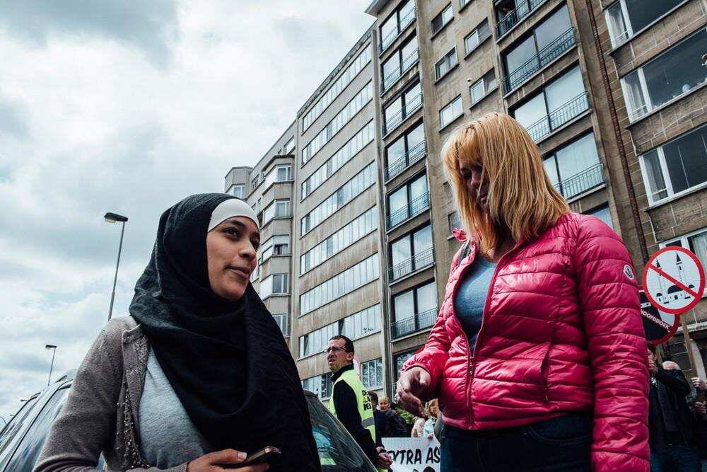 Credit Jürgen Augusteyns. Picture of Muslim woman Zakia Belkhiri taking selfies with anti-Islam group in Belgium.