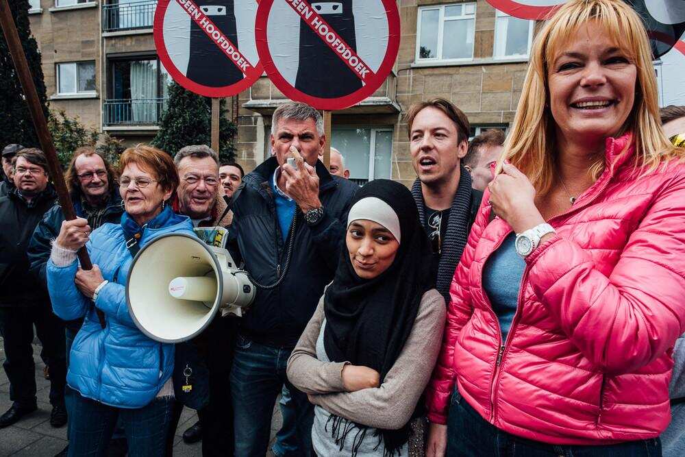 Credit Jürgen Augusteyns. Picture of Muslim woman Zakia Belkhiri taking selfies with anti-Islam group in Belgium.