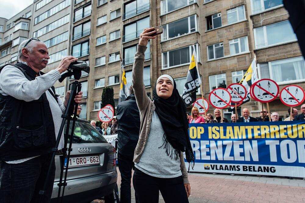 Credit Jürgen Augusteyns. Picture of Muslim woman Zakia Belkhiri taking selfies with anti-Islam group in Belgium.