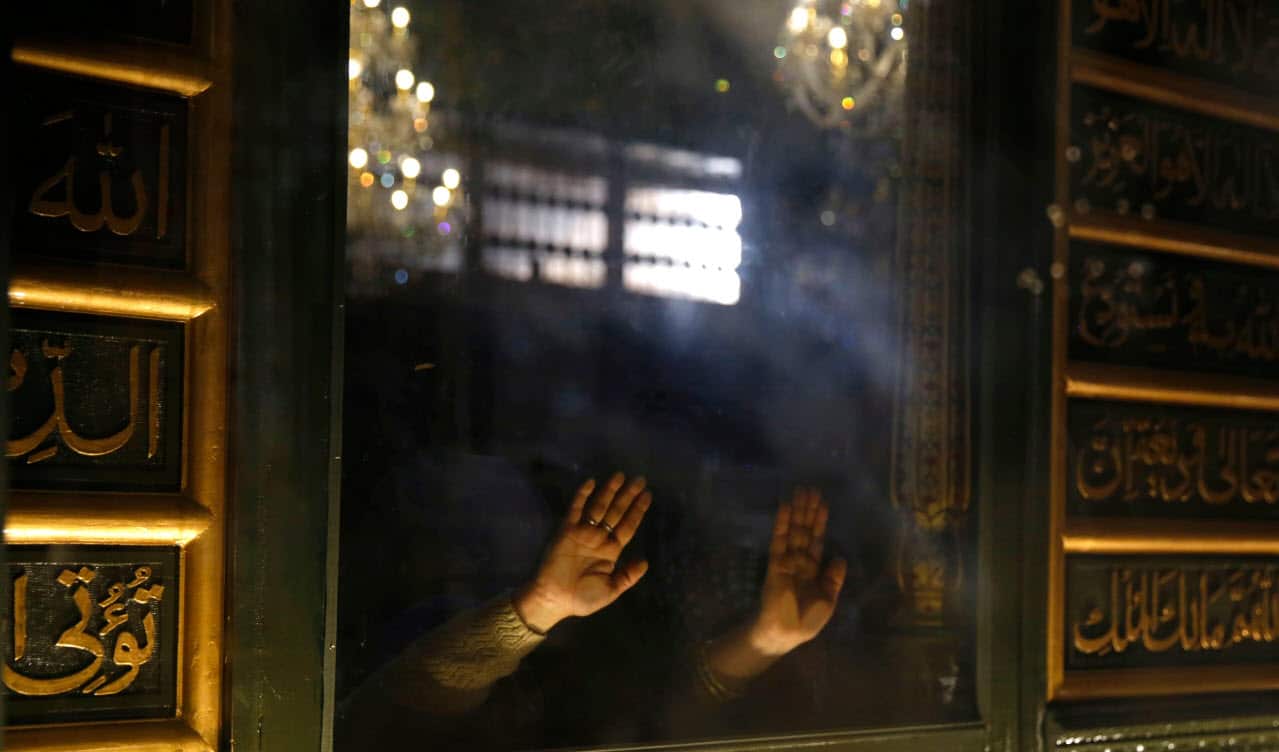 Kashmiri Muslim women pray inside the shrine of saint Sheikh Syed Abdul Qadir Jeelani during a 11-day festival to mark the saint's Urs (yearly) in Srinagar, the summer capital of Indian Kashmir, 29 December 2017 (AAP)