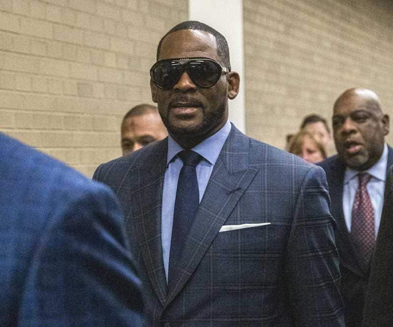  US R& B singer R. Kelly arrives at court.