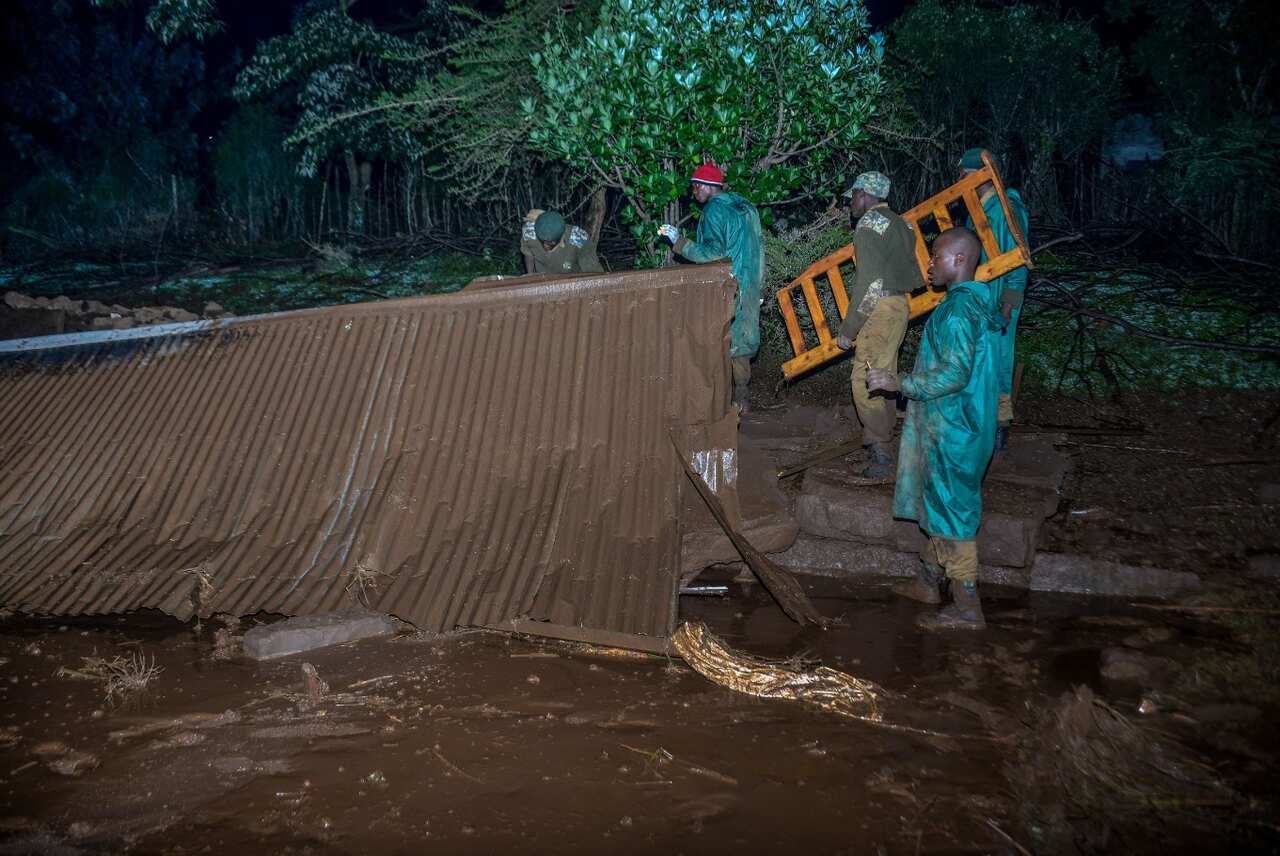 Volunteers search for survivers in a residential area after Patel dam burst its bank at Solai, about 40 kilometres north of Nakuru, Kenya, on May 10, 2018. 