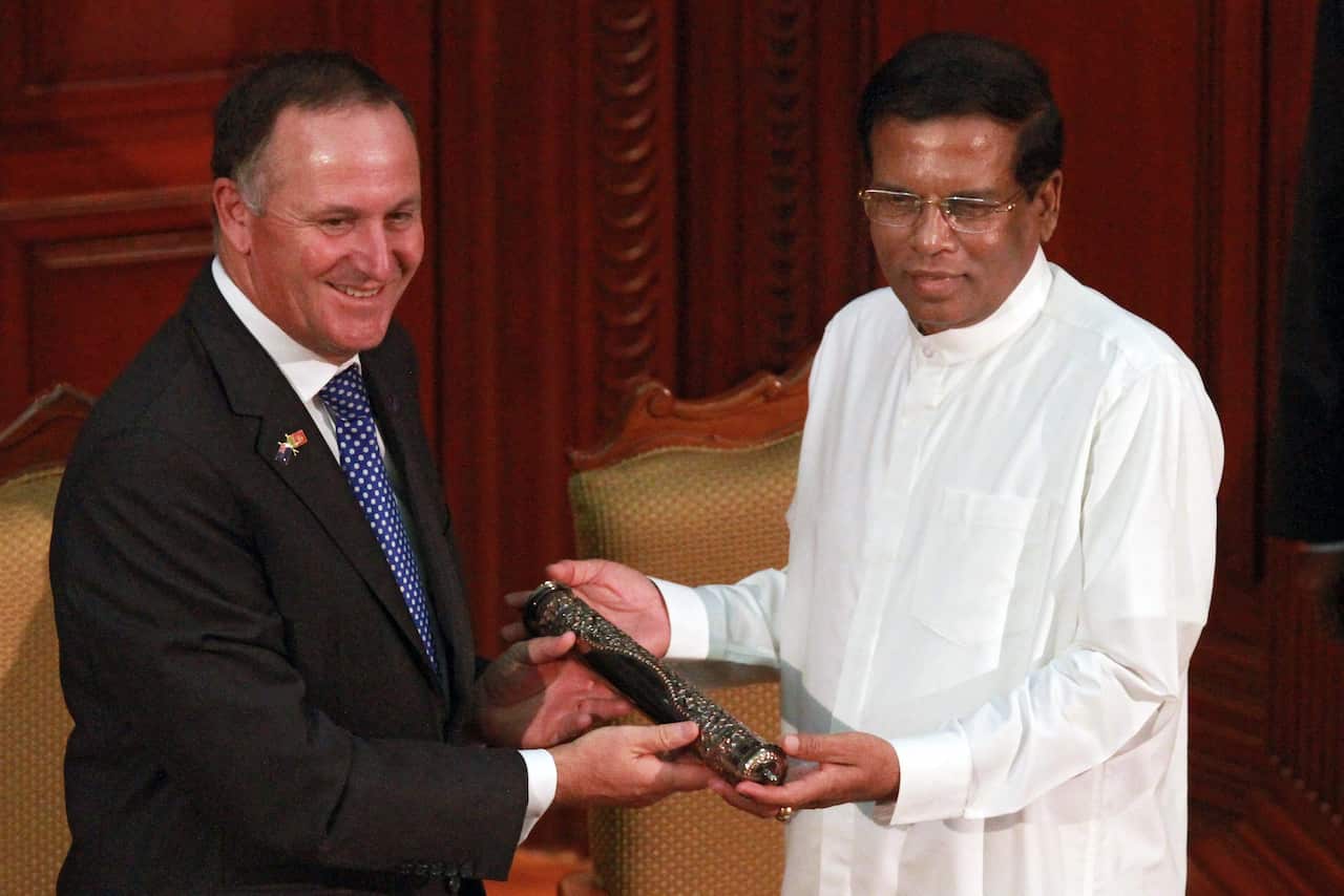 Sri Lankan President Maithripala Sirisena (R) hands over a gift to visiting New Zealand Prime Minister John Key (AAP)