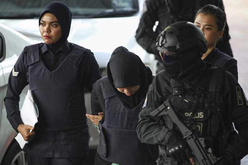 Indonesian Siti Aisyah (C) who was detained in connection with the death of Kim Jong-Nam, is escorted by Malaysian police officers at the Shah Alam High Court.