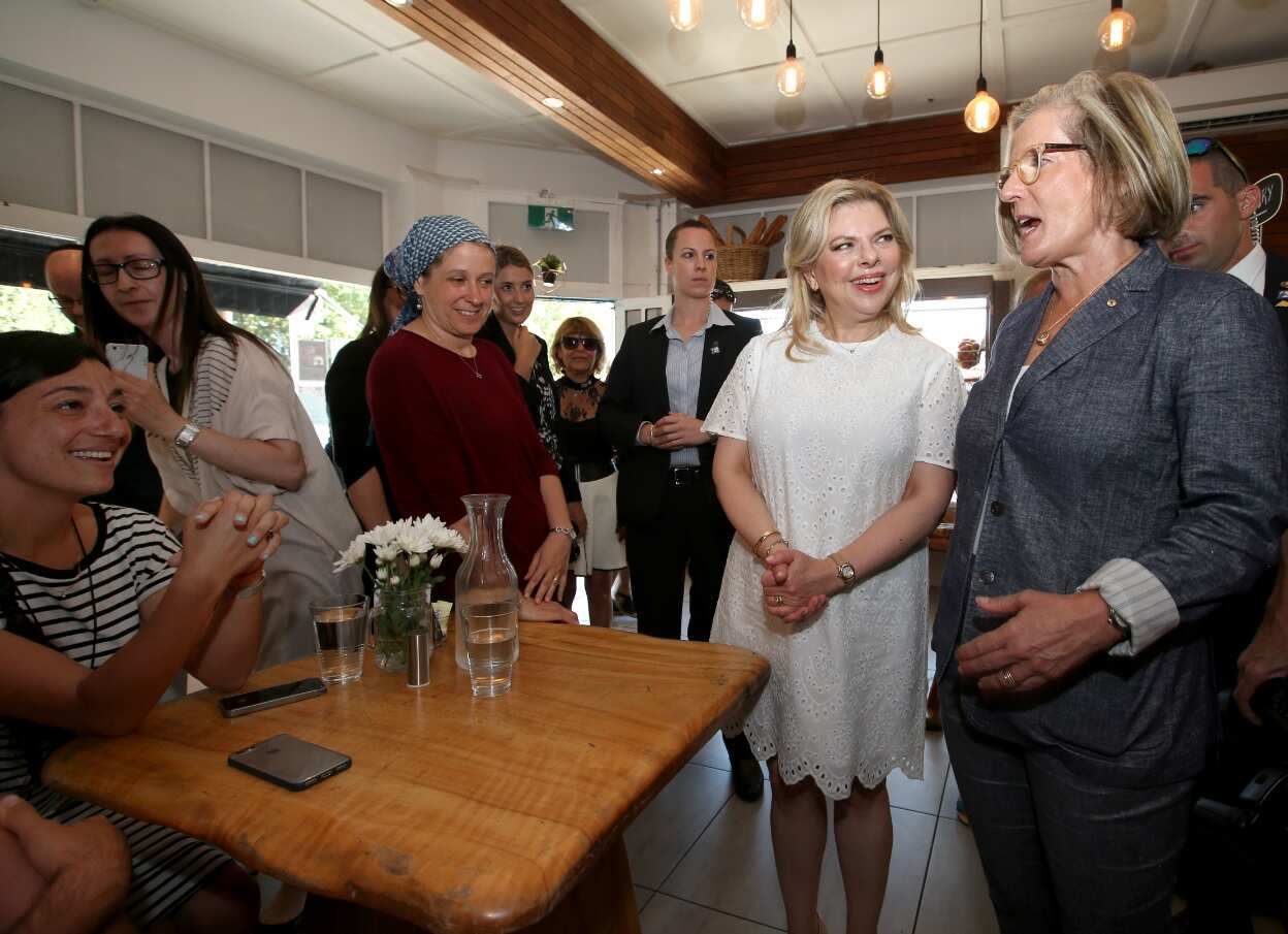 Sara (second right ) the wife of Israeli Prime Minister Benjamin Netanyahu, and Lucy, right, wife of Australia's Prime Minister Malcolm Turnbull at a cafe (AAP)