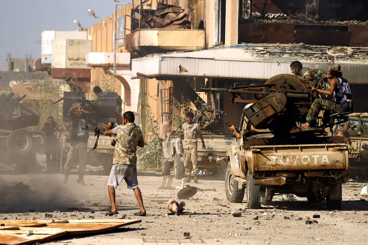 Members of the Libyan National Army (LNA), also known as the forces loyal to Marshal Khalifa Haftar, clash with jihadists in Benghazi on May 20, 2017.