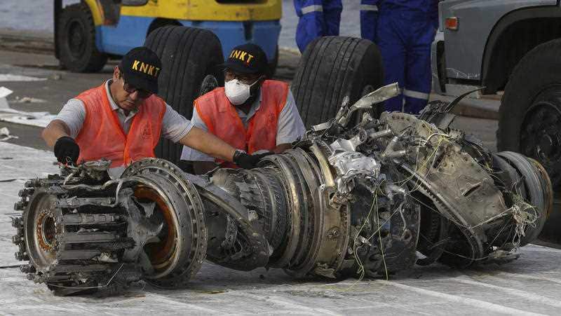Officials inspect an engine recovered the crashed Lion Air jet in Jakarta, Indonesia last year.