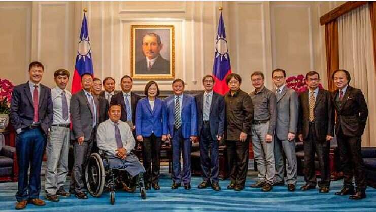Li Xiao Ming (second from left) met former student protester Fang Zheng (fifth from the left) during a recent gathering at Taipei, Taiwan.  