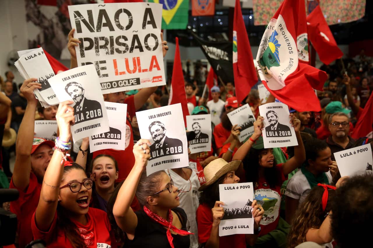 Supporters of former Brazilian president Luiz Inacio Lula da Silva follow the analysis of the Supreme Court on Lula's 'habeas corpus' petition.