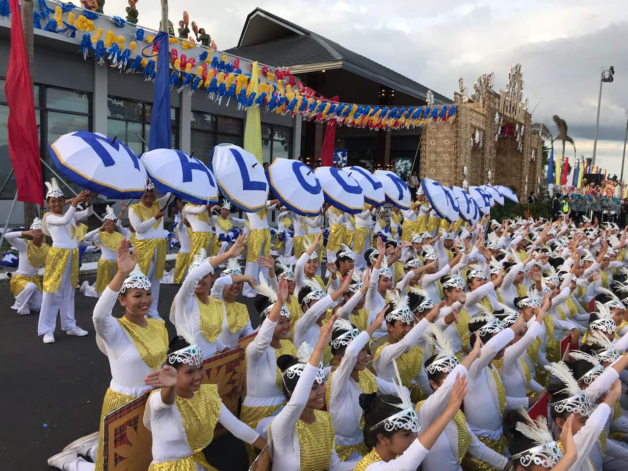 Malcolm Turnbull is greeted wqith a parade in Manila for the East Asia leaders summit.