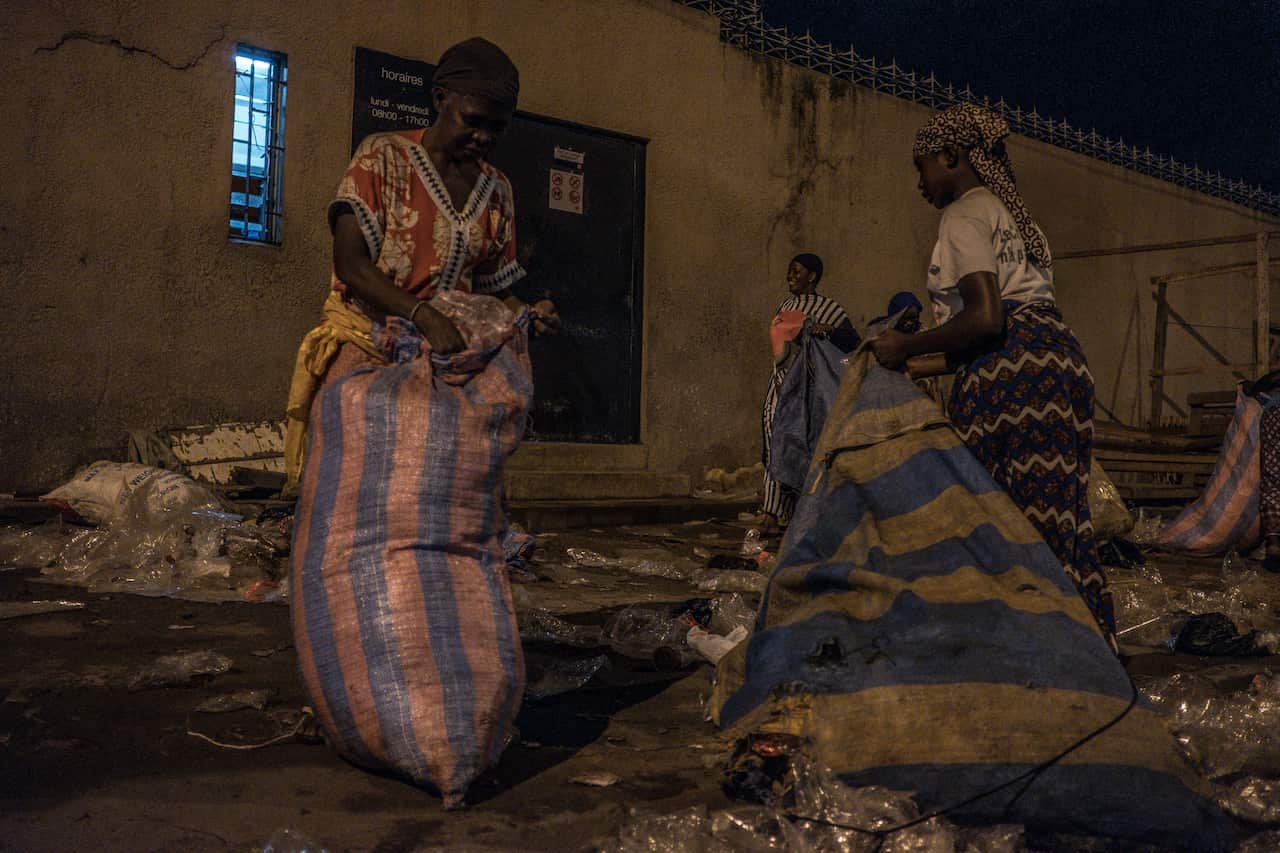 The “Fighting Women” association collects plastics at the Adjame Market for several hours at night.