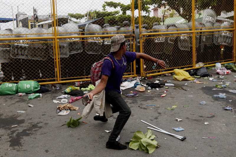 Clashes with border police saw tear gas and rocks exchanged across the border as the caravan pushed ahead.