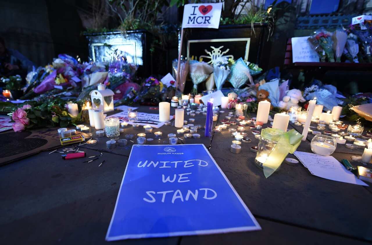Tributes at a vigil for the people who lost their lives during the Manchester terror attack in central Manchester, Britain, 23 May 2017 (AAP)