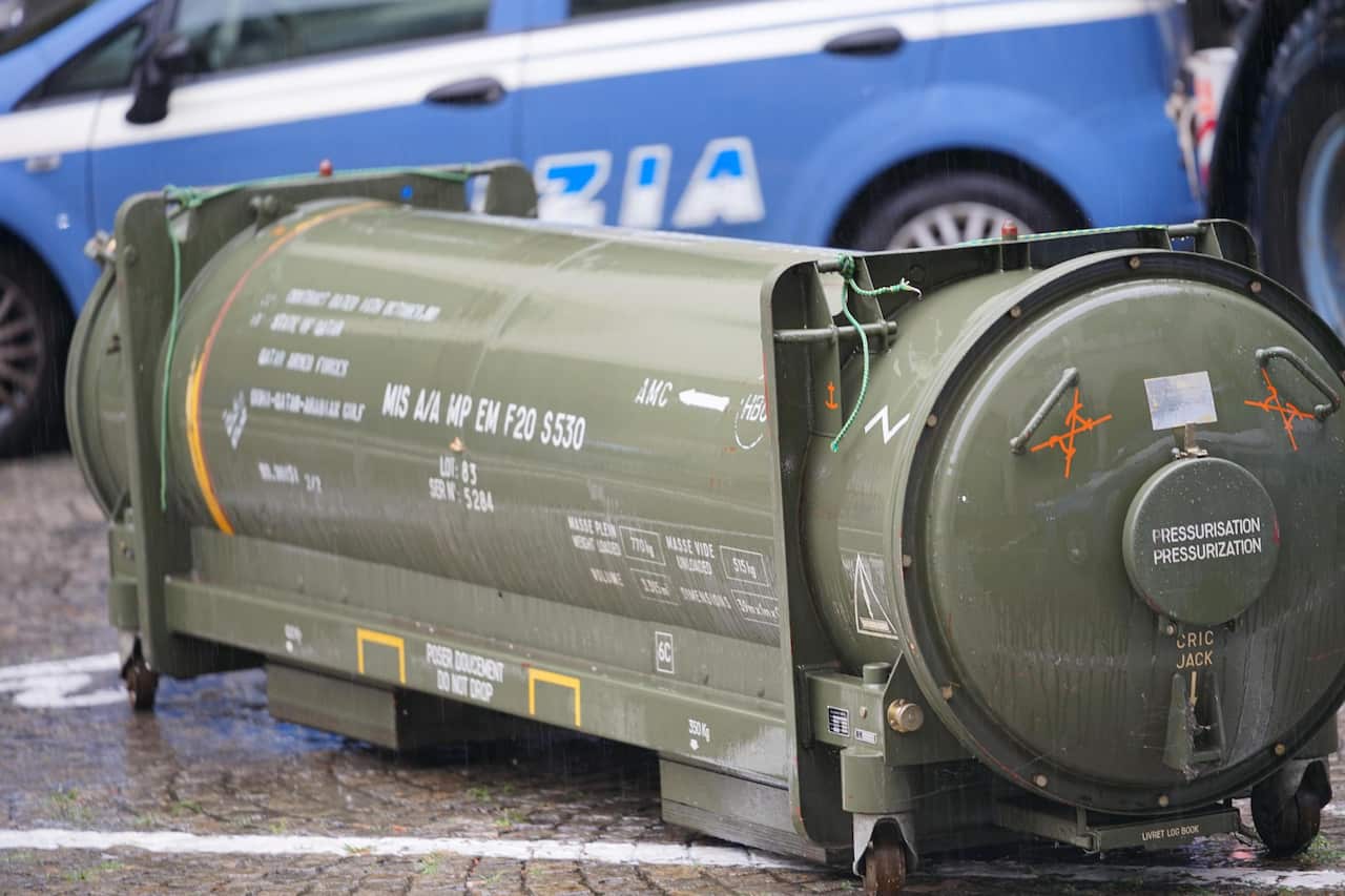 Weapons were seized from far right groups in various cities in northern Italy on Monday. Three arrests were made.