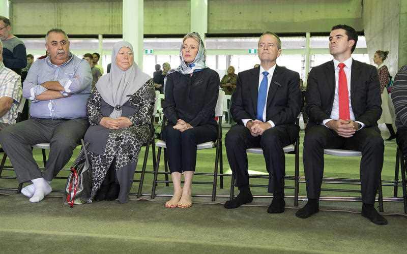 Mosques have thrown open their doors in a show of solidarity after the Christchurch attacks.