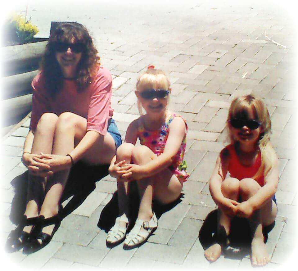 Teigan with her sister and mother, Shelley