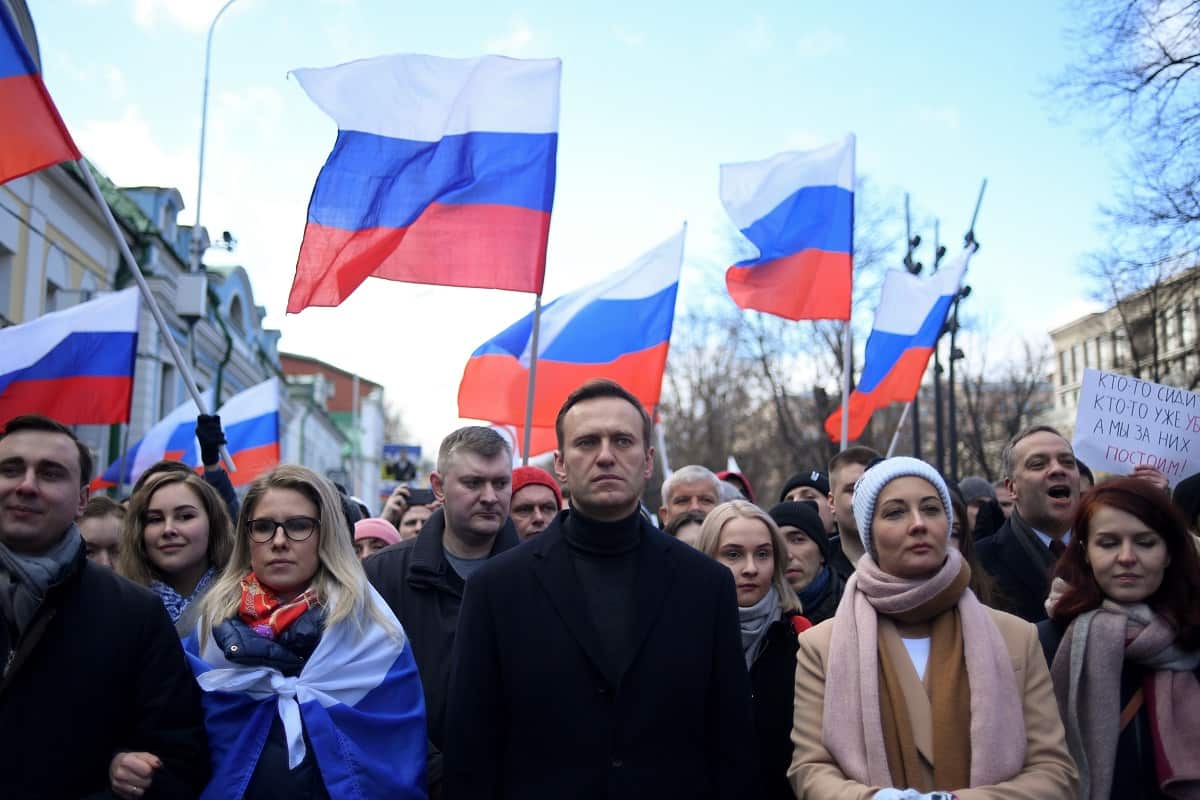 Russian opposition leader Alexei Navalny, his wife Yulia and other demonstrators march in memory of murdered Kremlin critic Boris Nemtsov on February 29, 2020. 