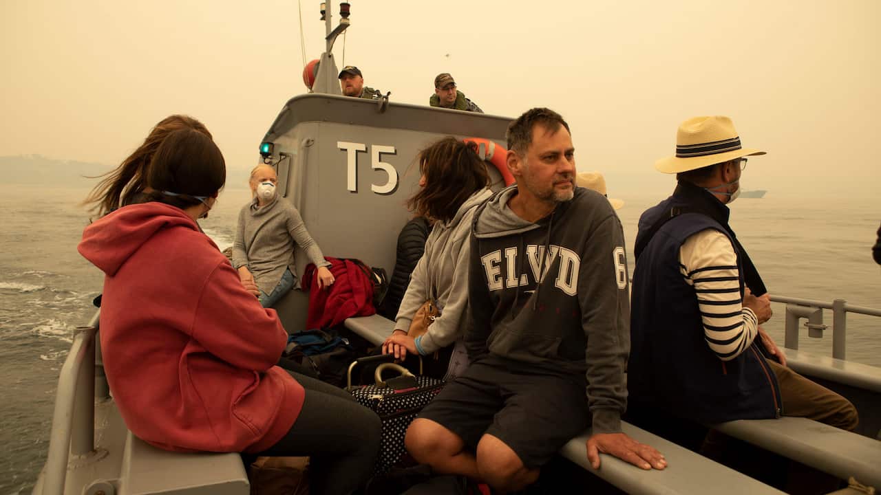 Evacuees from Mallacoota are taken on a landing craft to MV Sycamore.