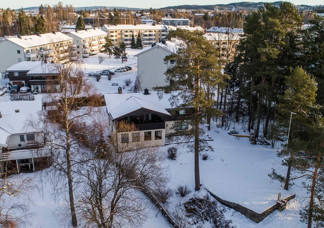 The home (in center) of Norwegian billionaire Tom Hagen and his wife Anne-Elisabeth Falkevik Hagen in Fjellhamar.