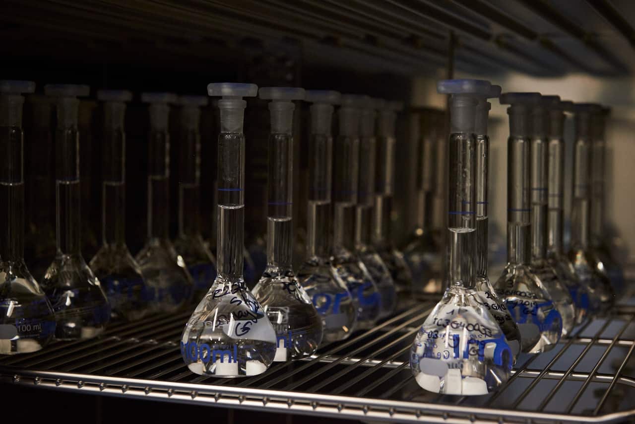 Test tubes to measure the release rate of naltrexone