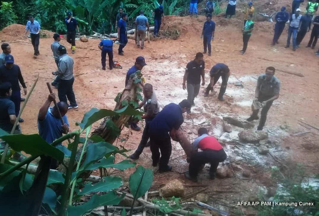 Perak state government officers demolish the Cunex village logging blockade