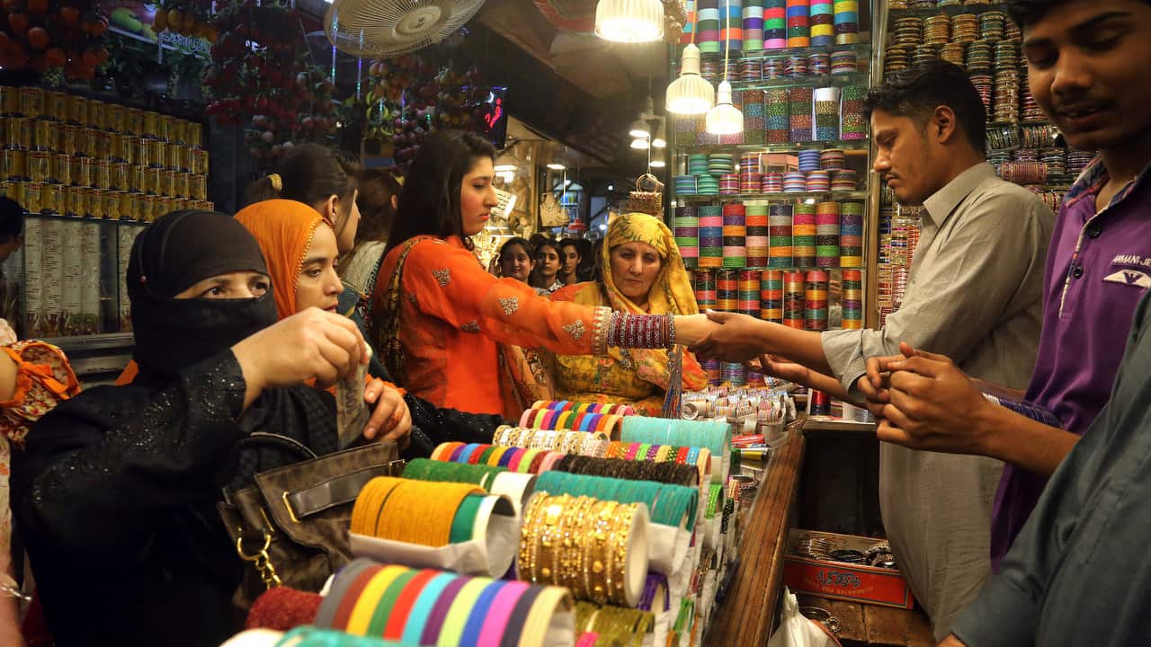 Women buy traditional bangles in preparation for theEid al-Fitr celebrations, in Lahore, Pakistan on 2 June 2019. 