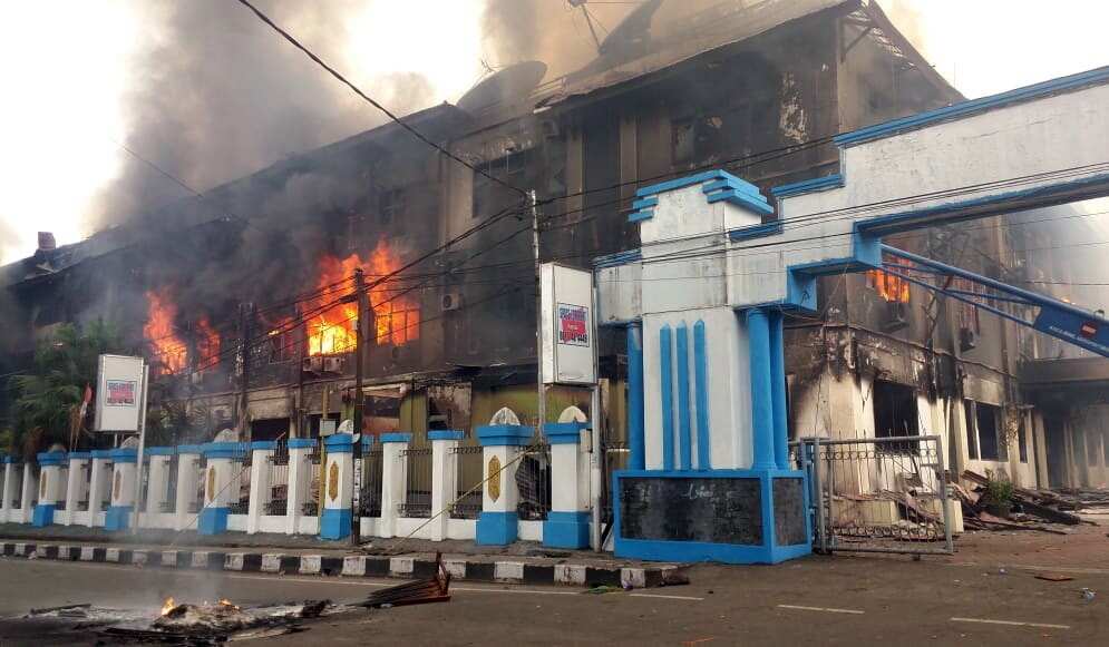 Government building burn during the protest in Manokwari, West Papua.