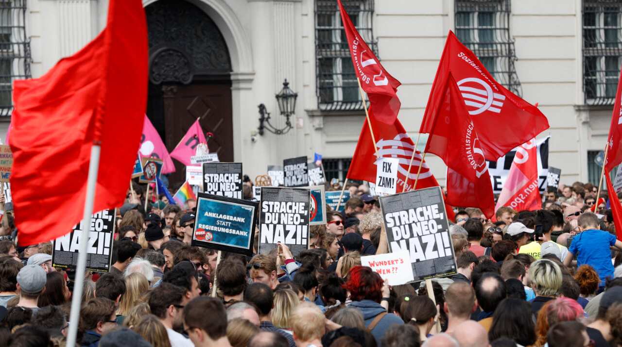 People hold banners reading 'Strache you neo-Nazi' outside the office of Austria's Vice Chancellor Strache in Vienna, Austria, 18 May 2019 (AAP)