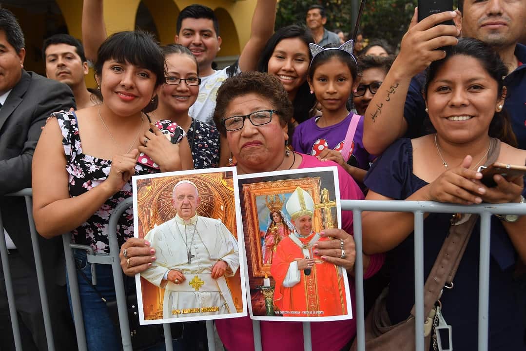 People wait to see Pope Francis  and  Peruvian President, Pedro Pablo Kuczynski arrive for an event at Government Palace in Lima, Peru, 19 January 2018. The Pope is in Peru for a three days visit.  EPA/LUCA ZENNARO