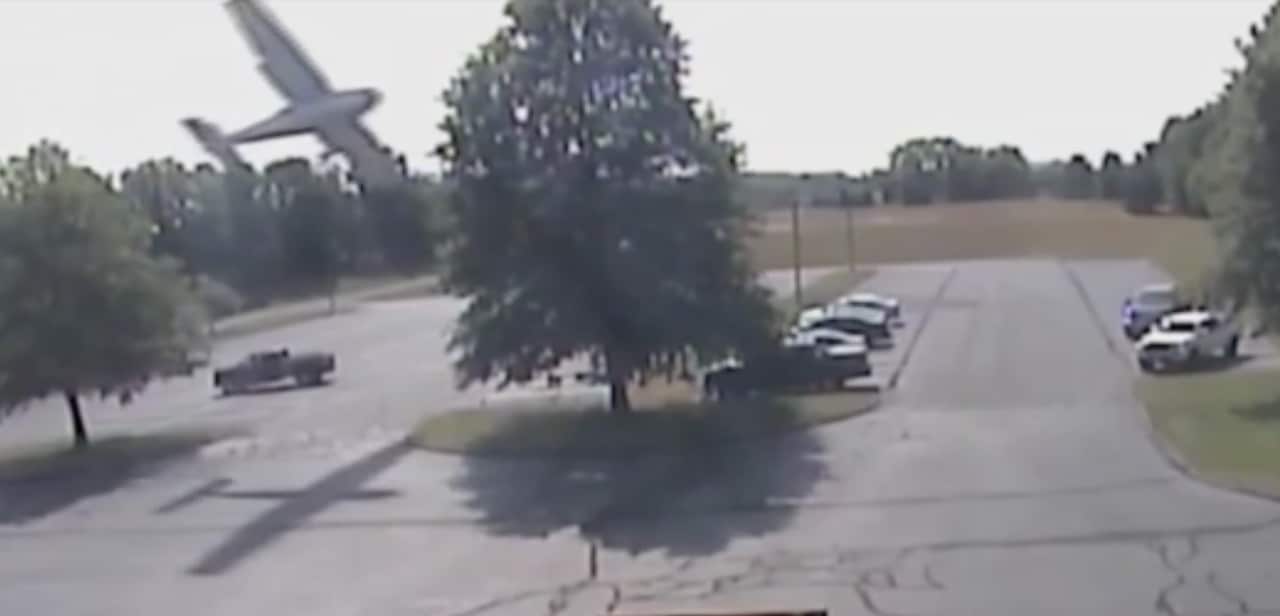 A light plane crashed into a tree in Connecticut with the pilot suffering minor injuries (SBS)